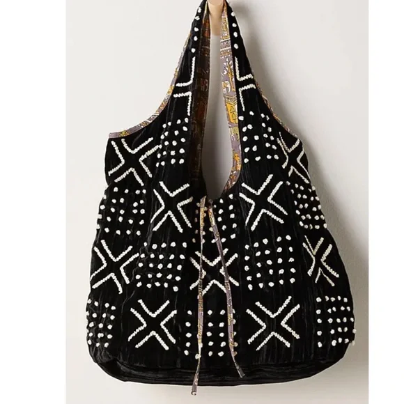 Vienna Velvet Bag - Black
FREE PEOPLE
NWOT - Picture 3 of 11